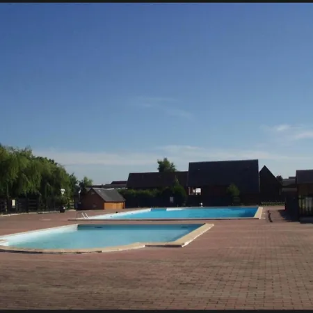 Agreable Chalet Dans Un Site Protege Avec Terrasse, Piscine Et Tennis Horská chata