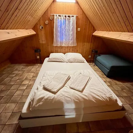 Agreable Chalet Dans Un Site Protege Avec Terrasse, Piscine Et Tennis Horská chata