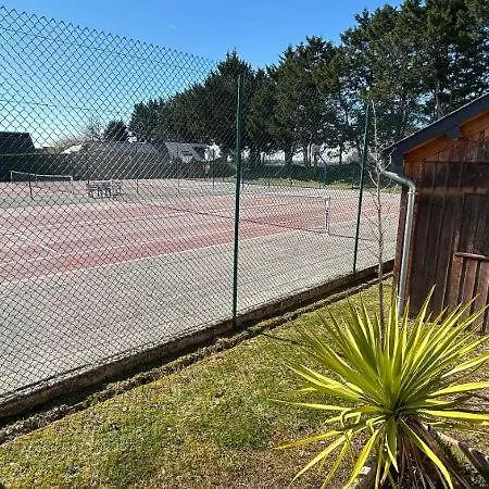 Agreable Chalet Dans Un Site Protege Avec Terrasse, Piscine Et Tennis